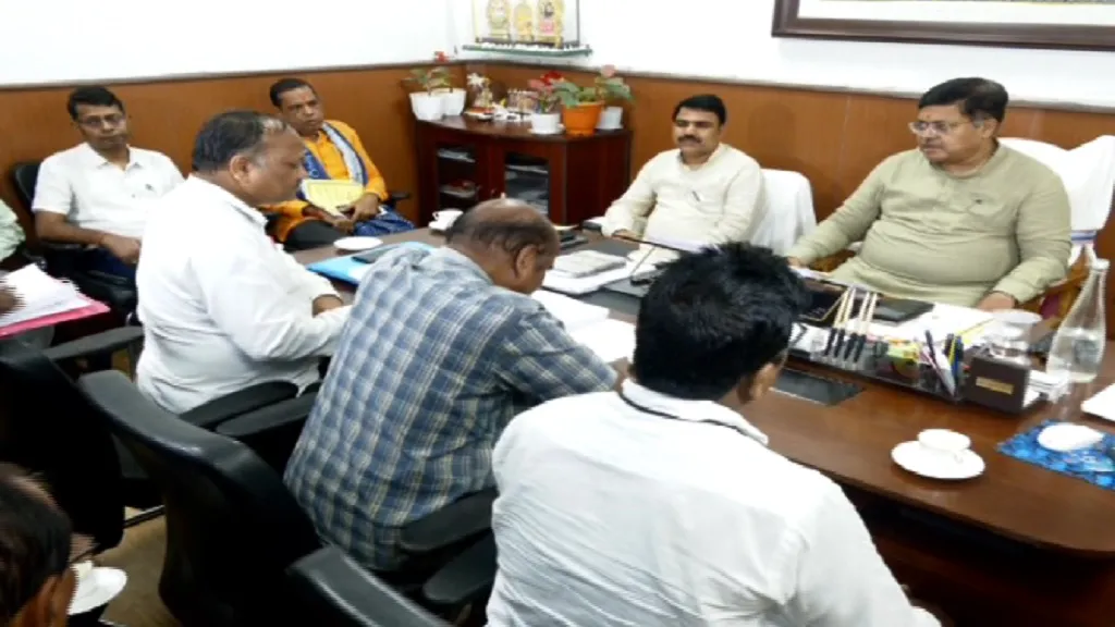 Minister holds talks with teachers' delegation after teachers' strike.
