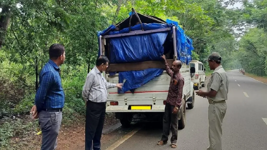 ମୋଟର ଯାନ ନିୟମ ଉଲ୍ଲଙ୍ଘନକାରୀଙ୍କ ଉପରେ ନିଆଯାଉଛି କଡ଼ା କାର୍ଯ୍ୟାନୁଷ୍ଠାନ, ୩ ଦିନରେ ହେଲାଣି ୫୪ ଲକ୍ଷରୁ ଅଧିକ ଟଙ୍କାର ଜରିମାନା ଆଦାୟ