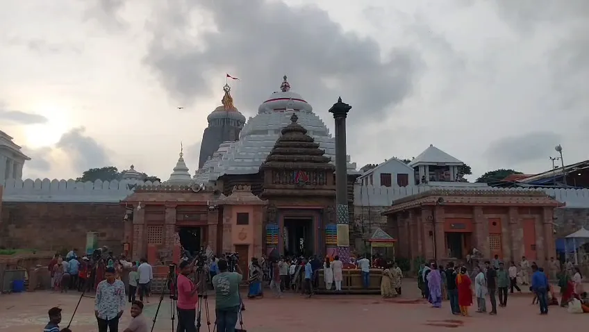 ଥାଳିରେ ଶ୍ରଦ୍ଧାଳୁ ଦକ୍ଷିଣା ଦେବା ବେଳେ ଦୁଇ ସେବାୟତ ହାତାହାତି, ଥାନାରେ ଏତଲା