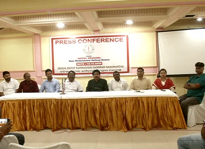 posters-of-film-malang-released
