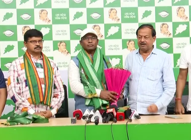 ବିଜେଡିକୁ ଫେରିଲେ ଘାସିରାମ ମାଝୀଙ୍କ ପୁତୁରା ଭାନୁପ୍ରତାପ ସିଂ ମାଝୀ, ନୂଆପଡ଼ାରେ ସ୍ନେହାଙ୍ଗିନୀ ଛୁରିଆଙ୍କ ବିଜୟ ପାଇଁ ସାହାଯ୍ୟ କରିବାକୁ ଦେଲେ ପ୍ରତିଶ୍ରୁତି