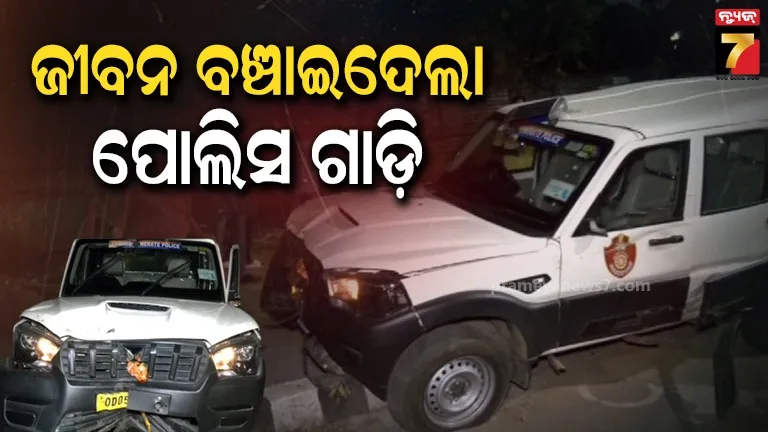 ambulance-worker-carries-pregnant-woman-in-stretcher-in-sambalpur