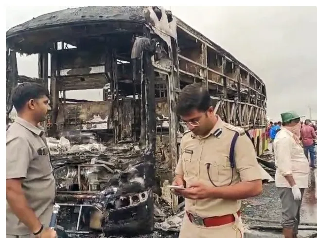 ବସ୍‌ ଭିତରେ ଥିବା ୨୩୪ଟି ମୋବାଇଲ ଯୋଗୁଁ ଘଟିଲା କି ଅଗ୍ନିକାଣ୍ଡ ? କୁରନୁଲ ଦୁର୍ଘଟଣାକୁ ନେଇ ଆଶ୍ଚର୍ଯ୍ୟକର ଦାବି , ତଦନ୍ତ ଜାରି
