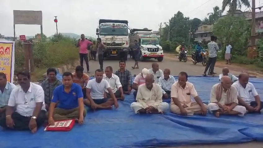 National Highway blocked to demand construction of underpass in Chandikhole.