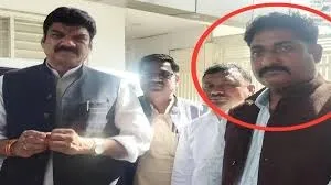 ନେତାଙ୍କ ଆତଙ୍କରାଜ ! ଜମି ନଦେବାରୁ ଚାଷୀଙ୍କ ଉପରେ ଚଢ଼ାଇଦେଲେ ଥାର୍‌, ବଞ୍ଚାଇବାକୁ ଆସିଥିବା ଝିଅର ଡ୍ରେସ୍‌ ଫାଡିଦେଲେ