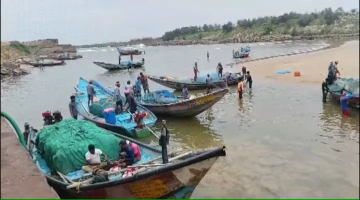 a-tourist-was-swinging-on-a-zipline-people-were-dying-from-bullets-below-the-scariest-video-of-the-pahalgam-terror-attack--