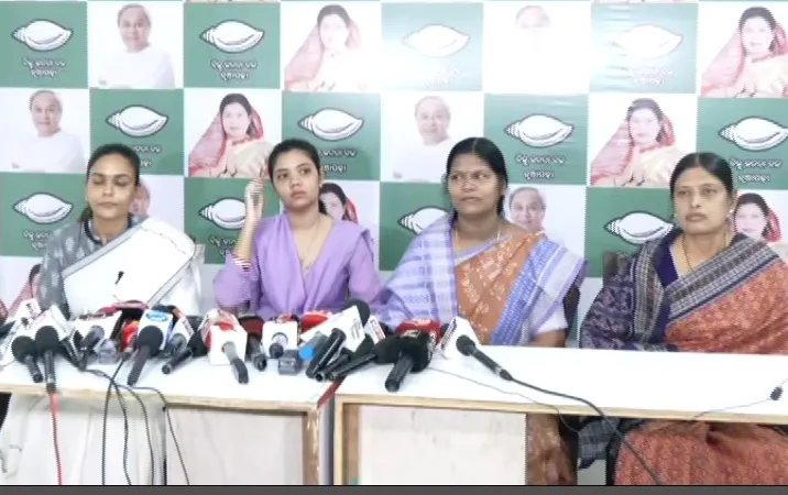 actress-payal-rohatgi-viral-tweets-as-her-father-money-being-stuck-in-yes-bank