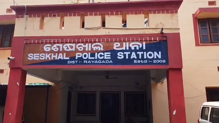 telangana-police-attacked-by-villagers-in-ganjam