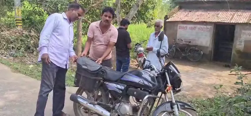 ବ୍ୟାଙ୍କ୍‌ରୁ ଟଙ୍କା ଉଠାଇ ପାସବୁକ୍ ଅପଡେଟ୍ କରିବାକୁ ଯାଇଥିଲେ, ଡିକି ଭାଙ୍ଗି ଦୁଇ ଲକ୍ଷ ଟଙ୍କା ଲୁଟିନେଲେ ଦୁର୍ବୃତ୍ତ