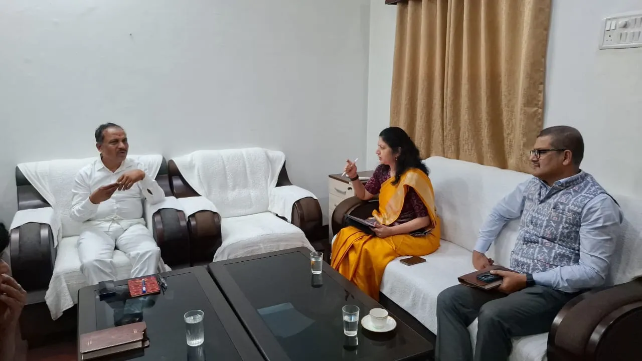 eople-shower-flowers-at-police-vehicles-in-meerut