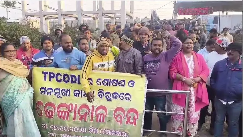 rahul-gandhi-picks-up-photographer-who-trips-at-bhubaneswar-airport