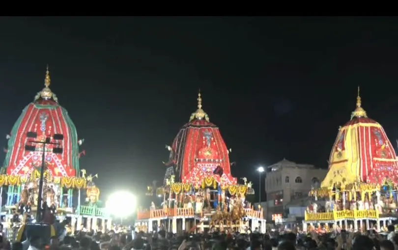 woman-strike-in-front-of-baranga-police-station