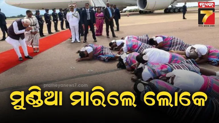 state-women-commission-chairperson-meets-sambalpur-rape-victim-in-burla-medical