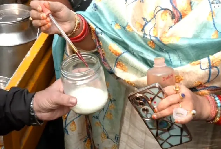 ମୋବାଇଲ୍ ଟ୍ୟାଙ୍କରରେ ବିକ୍ରି କ୍ଷୀରର ମାନ ଯାଞ୍ଚ, ଛେନା ଓ ପନିରକୁ ମଧ୍ୟ ପରଖିଲେ ସ୍ବାସ୍ଥ୍ୟ ବିଭାଗ ଅଧିକାରୀ