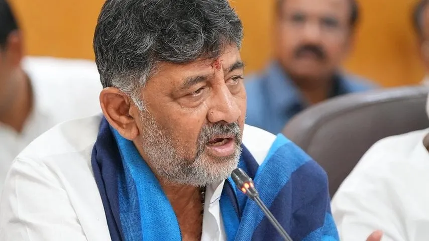 aryan-khan-drugs-case-pak-tv-anchor-waqar-zaka-advised-shahrukh-to-shift-pakistan-twitter-user-hits-back