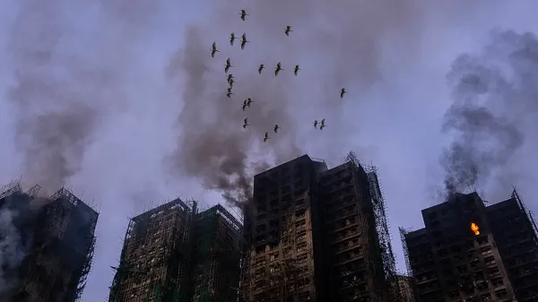 ଚମତ୍କାର ! ୨୪ ଘଣ୍ଟା ପରେ ନିଆଁରୁ ଉଦ୍ଧାର ହେଲା ଜୀବନ, ହଂକଂ ଅଗ୍ନିକାଣ୍ଡ ମୃତ୍ୟୁ ସଂଖ୍ୟା ୭୭କୁ ବୃଦ୍ଧି