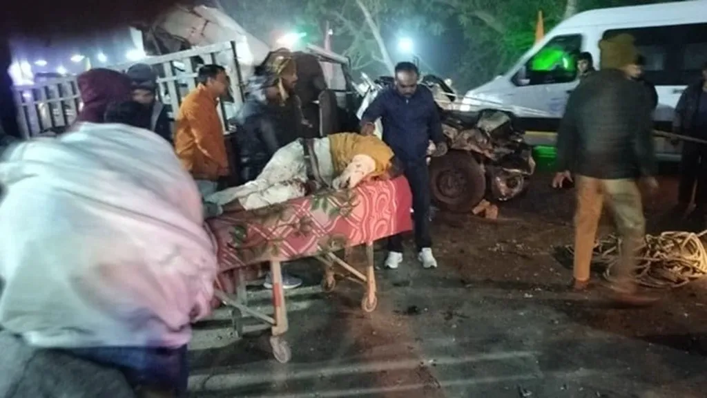 ଟ୍ରାକ୍ଟର ସହ ଧକ୍କା ଲାଗିଲା ମଧ୍ୟପ୍ରଦେଶରୁ ଅଯୋଧ୍ୟା ଆସୁଥିବା ଶ୍ରଦ୍ଧାଳୁଙ୍କ ବୋଲେରୋ, ୩ ମୃତ, ୮ ଆହତ