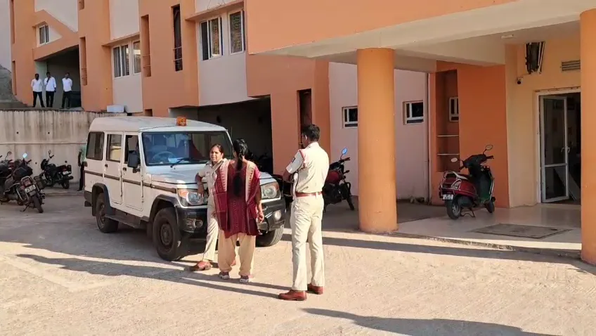 ଥାନା ମଧ୍ୟରେ ବିଷ ପିଇ ମହିଳାଙ୍କ ଆତ୍ମହତ୍ୟା ଉଦ୍ୟମ, ସ୍ବାମୀଙ୍କ ଅନ୍ୟତ୍ର ବିବାହ ଯୋଜନା ଖବର ପାଇଥିଲେ