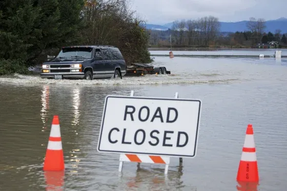 ୧,୦୦,୦୦୦ ବାସହୀନ, ହେଲିକପ୍ଟର ସାହାଯ୍ୟରେ ଉଦ୍ଧାର କାର୍ଯ୍ୟ ଜାରି...ୱାଶିଂଟନରେ ବନ୍ୟା ତାଣ୍ଡବ