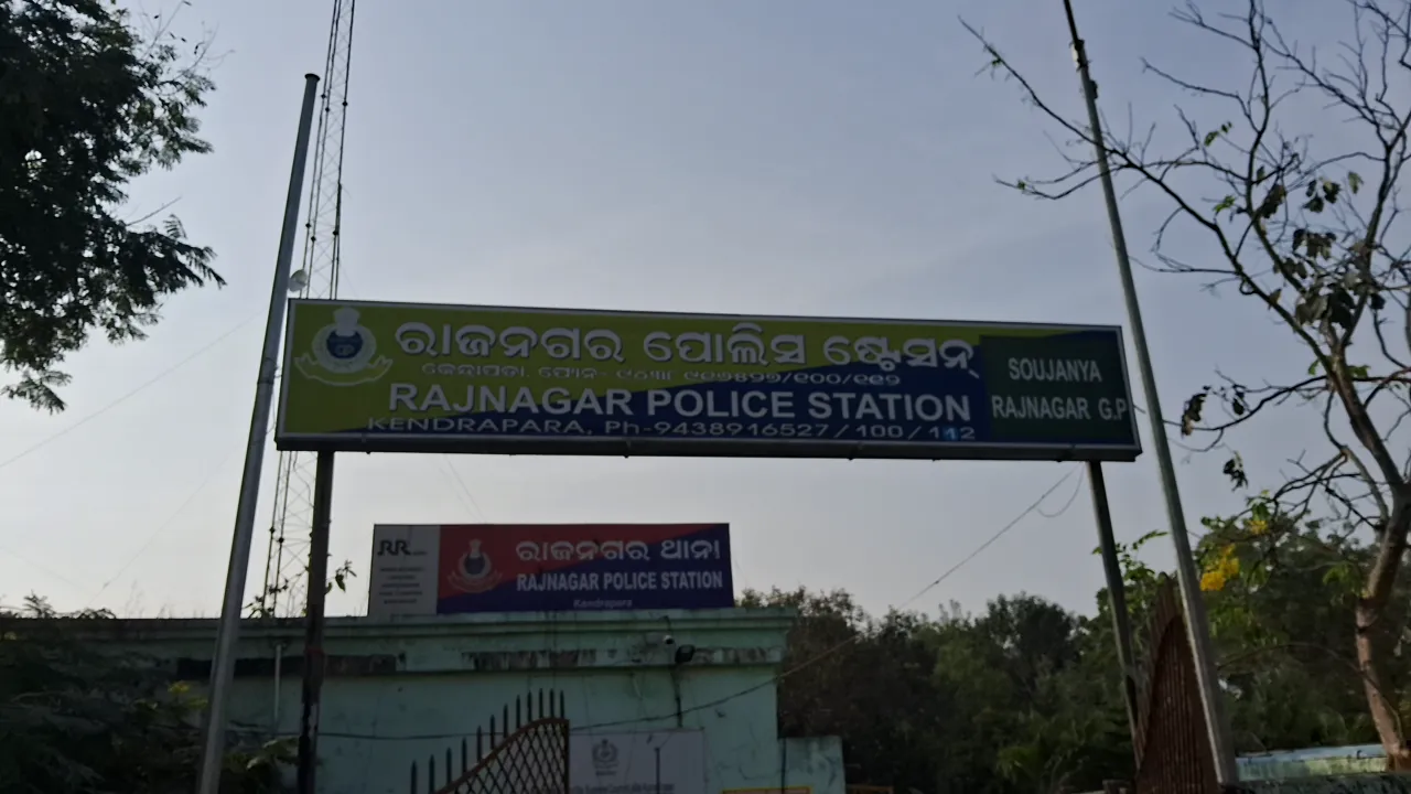 mobile-phone-worth-lakhs-looted-in-nabrangpur