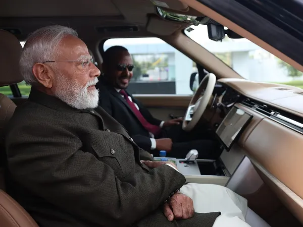 ଇଥିଓପିଆରେ ପ୍ରଧାନମନ୍ତ୍ରୀ ମୋଦୀ, ବମାନବନ୍ଦରରେ ସ୍ୱାଗତ କଲେ ପିଏମ୍ ଅଲି; ନିଜେ ଗାଡ଼ି ଚଲାଇ ନେଲେ ହୋଟେଲ 