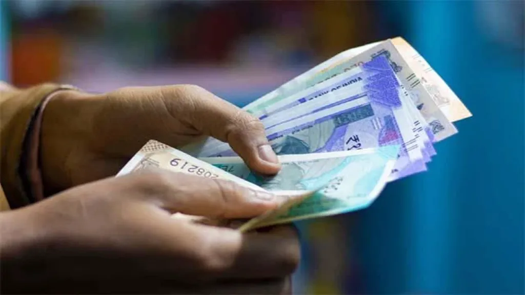 କର୍ମଚାରୀଙ୍କ ଲାଗି ଖୁସି ଖବର, ଆଗାମୀ ବର୍ଷ ବଢିପାରେ ଏତିକି % ବେତନ 