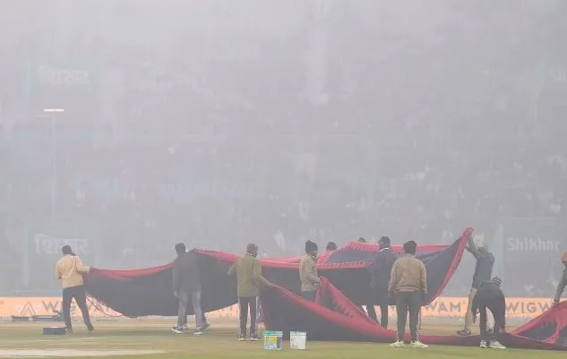 suddenly-stones-started-falling-on-the-train-2348-passengers-got-stuck