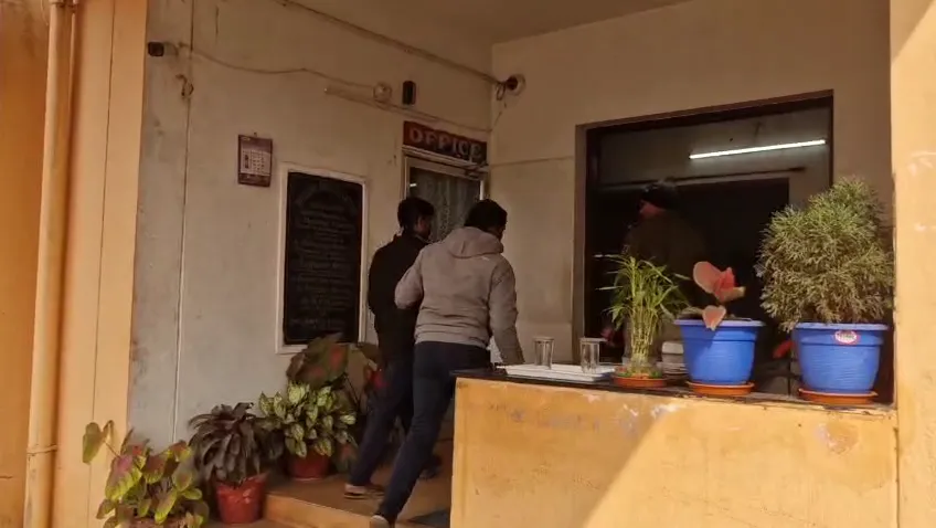 vigilance-team-at-school-after-allegation-of-corruption-in-mo-school-scheme