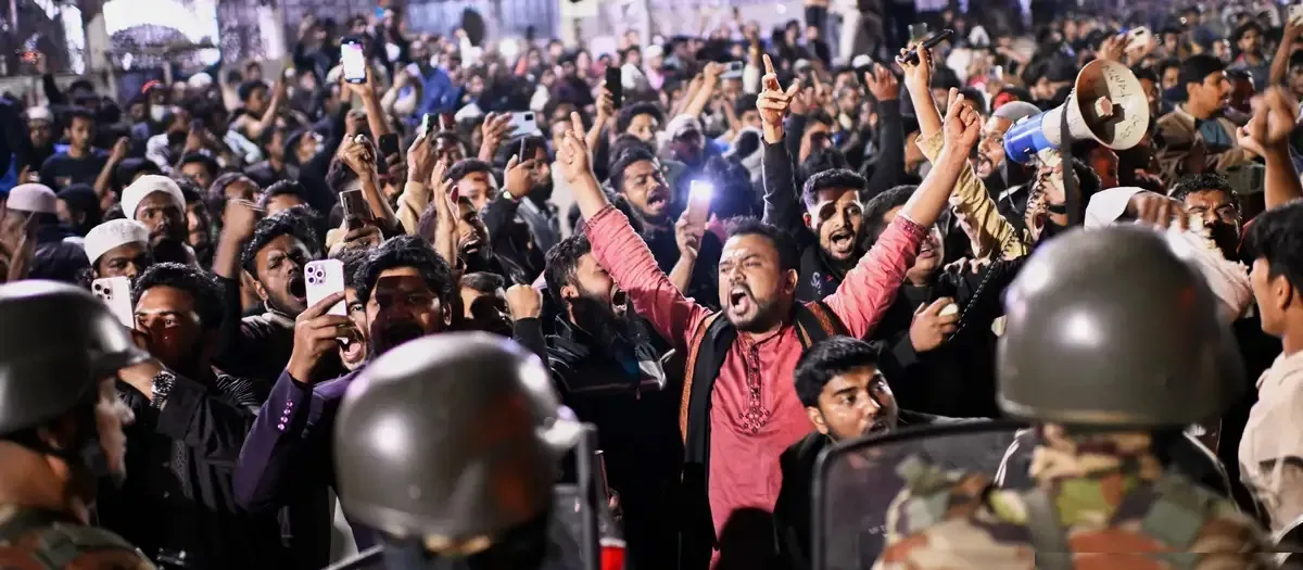 ବାଂଲାଦେଶ ପୁଣି ଅଶାନ୍ତ : ହସିନା ବିରୋଧୀ ନେତାଙ୍କ ମୃତ୍ୟୁ ପରେ ଜଳିଲା ଢାକା, ଖବର କାଗଜ ଅଫିସରେ ଭଙ୍ଗାରୁଜା 