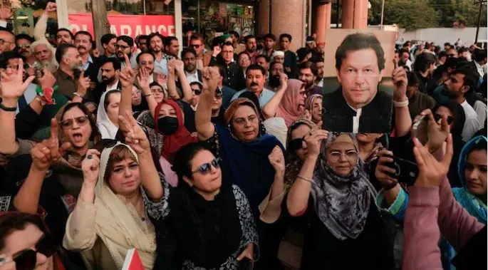 ମତ୍ୟୁ ଗୁଜବ ଉପରେ ପଡିଲା ପୂର୍ଣ୍ଣଚ୍ଛେଦ: ଇମ୍ରାନ ଖାନଙ୍କୁ ଭେଟିବା ପରେ ଚାଞ୍ଚଲ୍ୟକର ବୟାନ ଦେଲେ ଭଉଣୀ ଉଜମା 