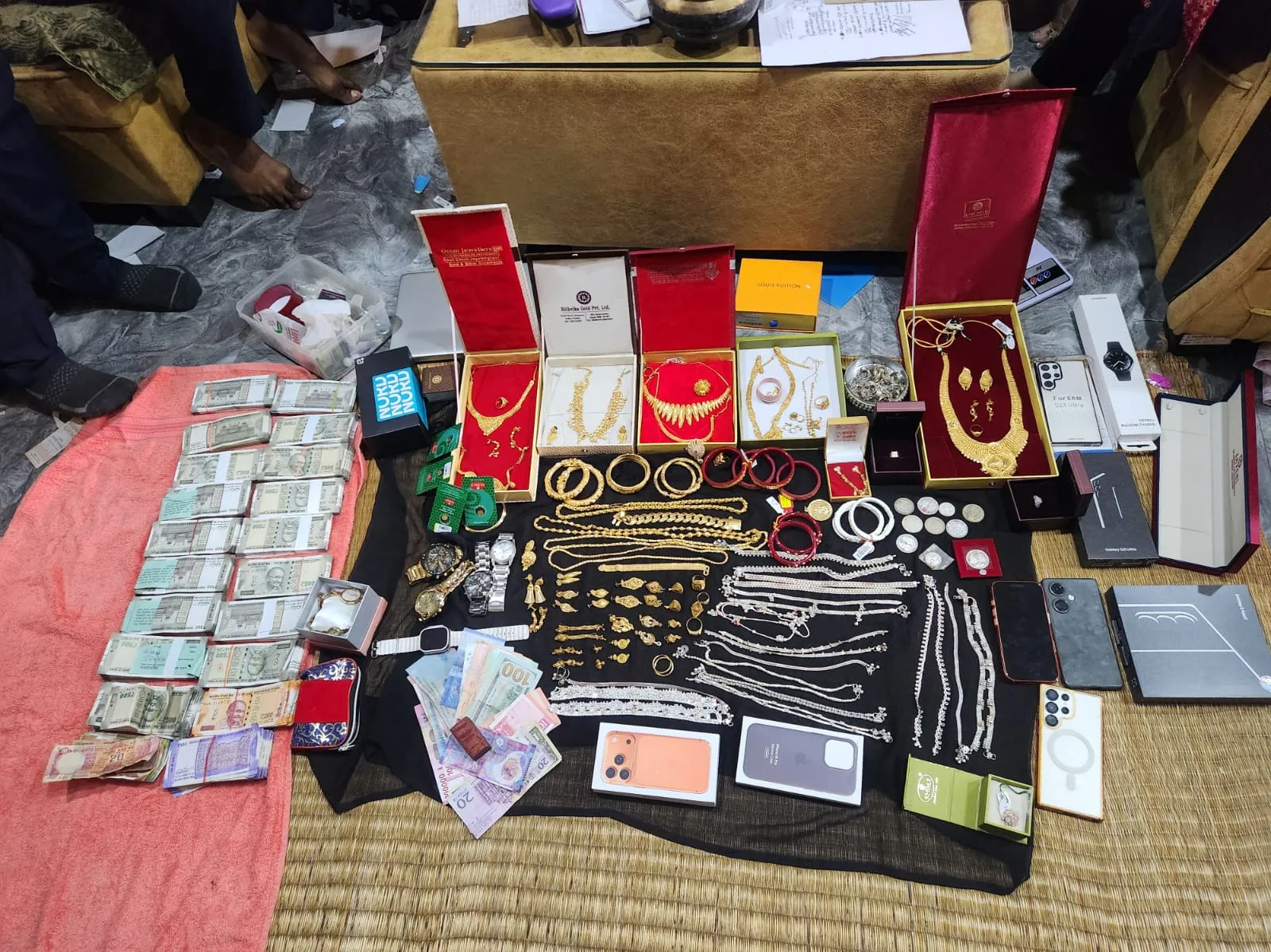 old-woman-came-crawling-for-the-aadhaar-card