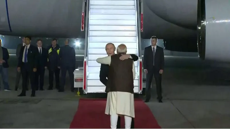 ଦିଲ୍ଲୀର ପାଲମ ବିମାନବନ୍ଦରରେ ଓହ୍ଲାଇଲେ ପୁଟିନ: ଆଲିଙ୍ଗନ କରି ପ୍ରିୟ ବନ୍ଧୁଙ୍କୁ ସ୍ୱାଗତ କଲେ ପ୍ରଧାନମନ୍ତ୍ରୀ ମୋଦୀ