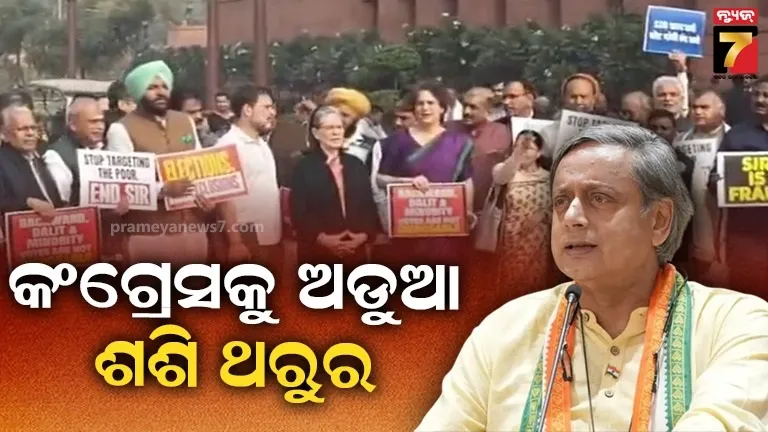 ysr-congress-chief-jagan-mohan-reddy-stabbed-at-vizag-airport