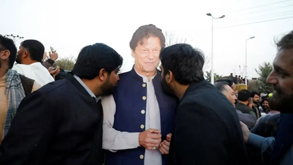 ଇମ୍ରାନ ଖାନଙ୍କୁ ଏବେ ବିପଦ ଭାବୁଛି ପାକିସ୍ତାନ, ଦେଶରୁ ନିର୍ବାସିତ କରିବାକୁ ଚାହୁଁଛି ସେନା!