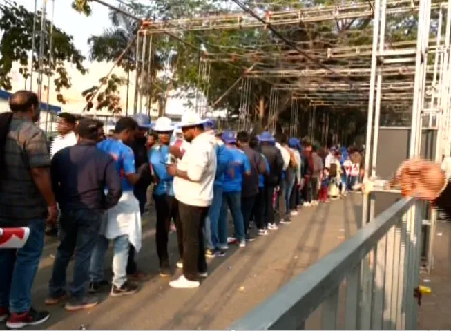 Barabati T 20: ଖୋଲିଲା ବାରବାଟୀ ଗେଟ୍, ଏଣ୍ଟ୍ରି କରୁଛନ୍ତି ଦର୍ଶକ; ୬ଟା ୩୦ରେ ପଡ଼ିବ ଟସ୍ 