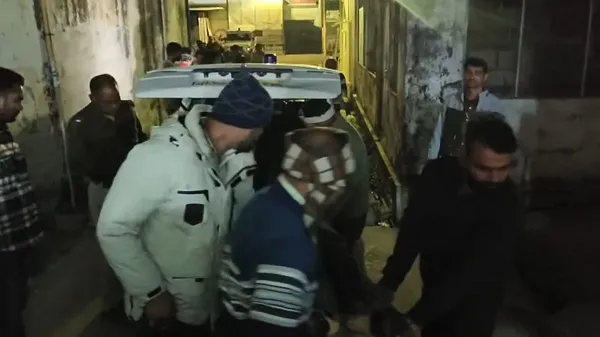 ମୃତ୍ୟୁ ଏମିତି ବି ଆସେ: ଆହତ ସ୍ୱାମୀ-ସ୍ତ୍ରୀଙ୍କୁ ବଞ୍ଚାଇବାକୁ ଯାଇ ୪ ଜଣଙ୍କ ଜୀବନ ଗଲା, ୧୦ ଆହତ