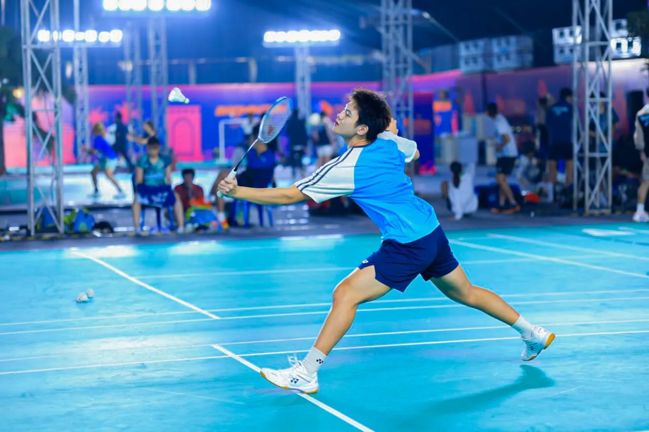 woman-caught-youth-theif-by-throwing-umbrella