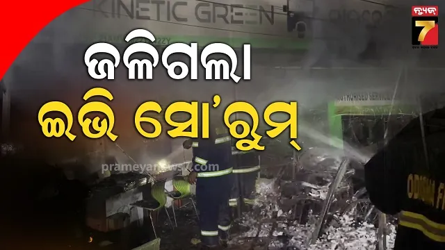 fishermen-get-ready-to-enter-into-the-sea-in-bhogarai