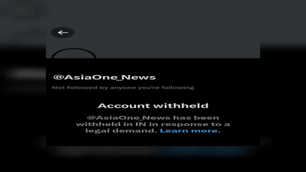 agastya-nanda-blows-a-kiss-to-rumoured-girlfriend-suhana-khan