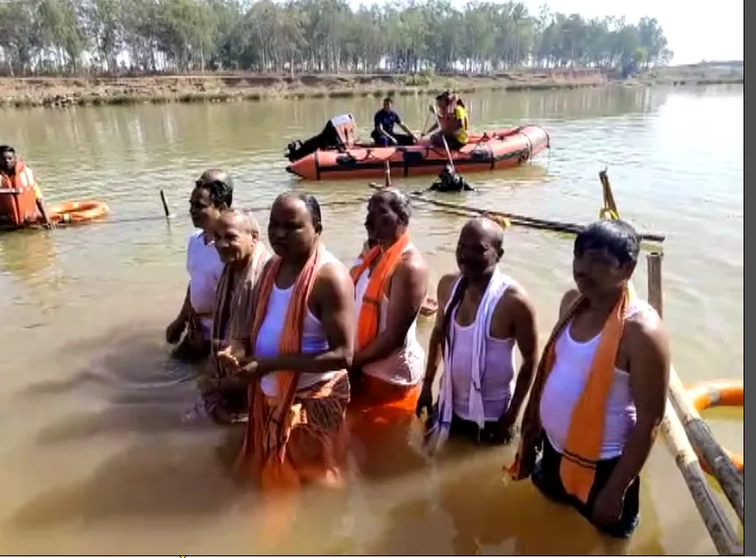 oilive-raidely-turtle-deadboy-in-sea-at-khalikot