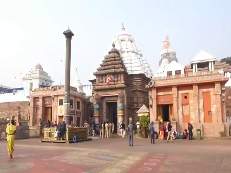 ଶ୍ରୀମନ୍ଦିରରେ ଧାଡ଼ିରେ ଠିଆ ହେବାବେଳେ ମହିଳା ଶ୍ରଦ୍ଧାଳୁ ଅସୁସ୍ଥ, ଚିକିତ୍ସା ପାଇଁ ଗଲେ ଷ୍ଟ୍ରେଚରରେ