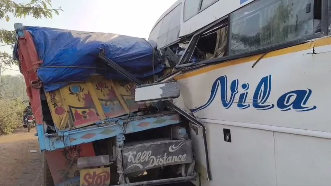 ଚଳନ୍ତା ବସରେ ଶୋଇପଡିଲେ ଡ୍ରାଇଭର, ଟ୍ରକକୁ ପିଟିବା ପରେ ଗାଡି ଛିନଛତ୍ର