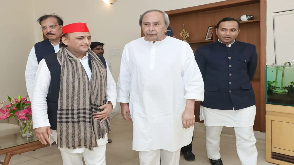 the-tehsildar-is-explaining-the-health-of-the-people-by-suppressing-their-illness