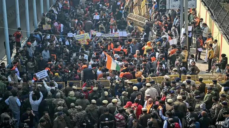 crew-members-will-be-seen-in-ppe-and-masks-on-flight-after-lockdown