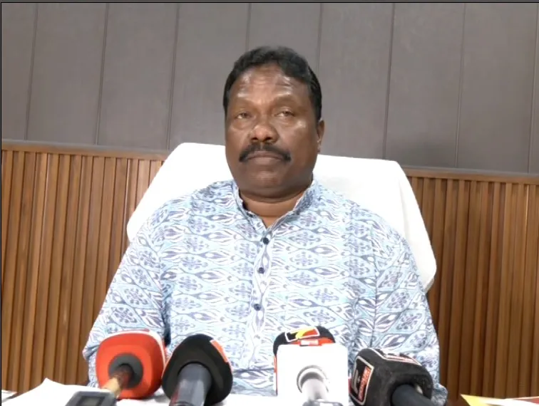 woman-devotee-critical-as-banyan-tree-branch-snaps-in-puri-temple