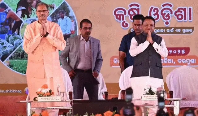 akshay-gifts-onion-earrings-to-twinkle-khanna