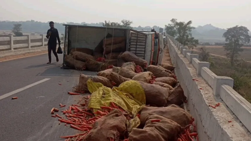 ବାହାଘର କାର୍ଡ ଦେଇ ଯାଉଥିବା ସମୟରେ ଦୁର୍ଘଟଣା, ଚାଲିଗଲା କାକା-ପୁତୁରାର ଜୀବନ