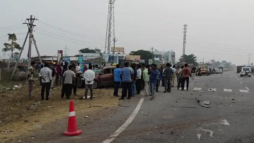 ଭୟଙ୍କର ସଡ଼କ ଦୁର୍ଘଟଣା, ଡିଭାଇଡରକୁ ପିଟି କାରକୁ ଧକ୍କା ଦେଲା ଟ୍ରକ, ୩ ମୃତ