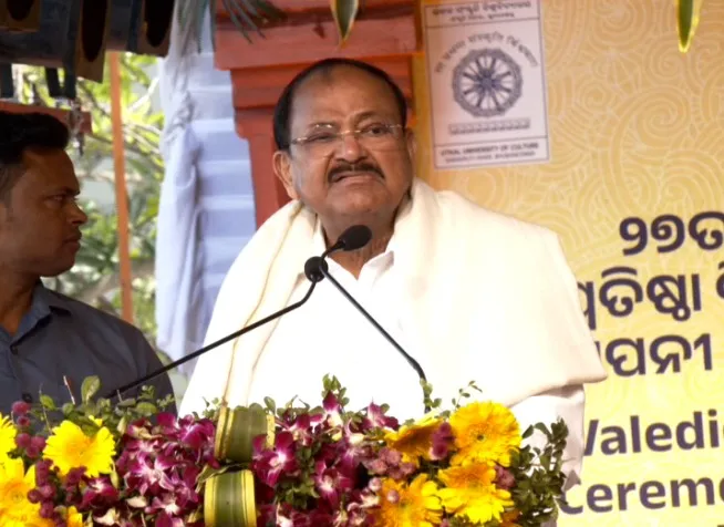 e-auction-neeraj-chopras-spear-crosses-one-crore-suhas-lys-racket-bid-10-crores