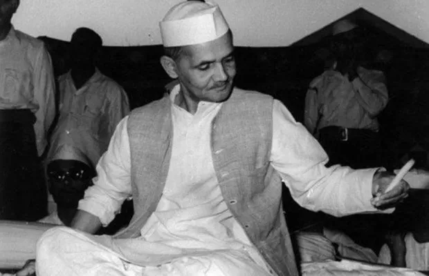 ଶାସ୍ତ୍ରୀ ଜୟନ୍ତୀ: ପେନସନରୁ ଶୁଝିଥିଲେ ଋଣ ପତ୍ନୀ... ପୂର୍ବତନ ପ୍ରଧାନମନ୍ତ୍ରୀ 'ଶାସ୍ତ୍ରୀ ଜୀ'ଙ୍କ ଅଜଣା କଥା